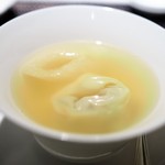 中国料理 翡翠宮 - きぬがさ茸とすっぽんワンタン入り澄ましスープ