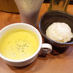 カレーの市民アルバ - ドリンク・スープ・ポテサラ3点セット(330円) ドリンクは瓶コーラ、スープはパンプキンスープ