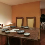 海鮮食堂 余市 - 上にロフトがあるので、天井が低い