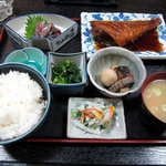 お食事割烹　築地　和 - 赤魚の煮付とあじ刺身定食