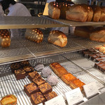 BROWN BAKERY CAFE BAR - ブラウンブレッドが焼き上がって補充されてってます