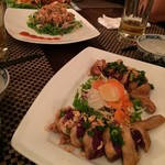 Bloom Saigon Restaurant - 手前がチキン、奥はスライスアーモンド揚げだんご？