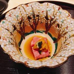 肉屋 雪月花 NAGOYA - 近江牛 ハネシタ ウニとキャビア添え ポン酢で♪
            器が春らしく美しい