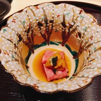 肉屋 雪月花 NAGOYA - 近江牛 ハネシタ ウニとキャビア添え ポン酢で♪
                  器が春らしく美しい