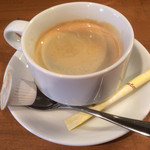 Zuzu - コーヒーは一杯ごとに機械で淹れてくれます。私は使わないのですが植物性クリームはイマイチかな。
