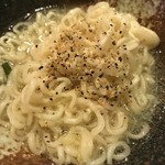 Motsusenka Marugon - 【2017.3.22】〆の乾麺に長者様のにんにく胡椒をふりかけて♡