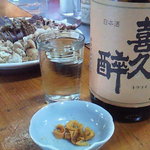 Velvo - 毎日呑みたい日本酒日本一の「キクヨイ」と、ホヤ燻製。向こうはイカやタラキクの燻製