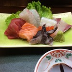 寿司海月 - 造り盛り合わせ：まぐろ・鯛・サーモン・紋甲イカ・とり貝・ハマチ・いくら