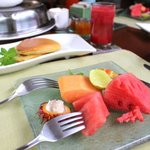 Jahe Restaurant - 朝食のフルーツとバナナパンケーキ