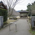 嘉例川駅内 駅弁売場 - 嘉例川駅前公園の東屋で食べました