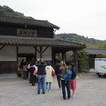 嘉例川駅内 駅弁売場 - 10時10分頃はこの行列