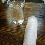 丸長中華そば店 - お水とおしぼりが出て来て注文！　11：08