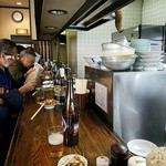 丸長中華そば店 - カウンターはほとんどビールを注文！