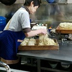 丸長中華そば店 - 女将さんが麺をほぐす　11：14