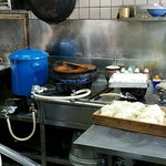 丸長中華そば店 - 餃子を焼きます