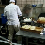丸長中華そば店 - 餃子を焼き始めます　11：12