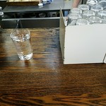 丸長中華そば店 - コップ置き場が目の前の狭い席！