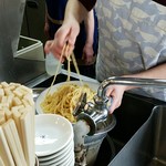 丸長中華そば店 - 盛り付け中