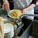 丸長中華そば店 - 麺を水で締めて盛りつけます　11：32