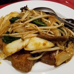 五修堂 - レバーとイカともやしのカレー炒め(中550円)です。