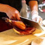 明道町中国菜 一星 - 何百回も油をかけて焼き上げた名古屋コーチン丸焼きを 目の前でカットします