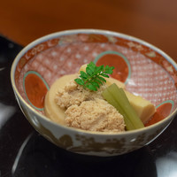 懐石 辻留 - 【炊合（たきあはせ）】、古伊万里（こいまり）に、合馬（あうま）笋（たけのこ）、蕗（ふき）、眞鯛卵巣（たひのこ）