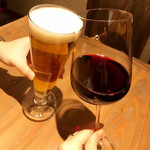 燻製バル モトカラ - 香るエールの生ビール480円、ハウスワイン赤480円で乾杯