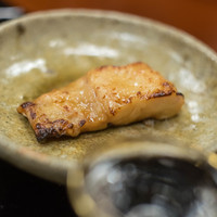 懐石 辻留 - 【焼物（やきもの）】、魯山人（ろさんじん）の皿（さら）に、若狭甘鯛（わかさぐじ）幽庵焼（いうあんやき）