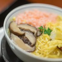 懐石 辻留 - 【食事（めし）】、彌生飯（やよひごはん）、香茹（しいたけ）、錦絲雞卵（きんしたまご）