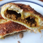 モキチ ベーカー&スウィーツ - 焼きカレーパン