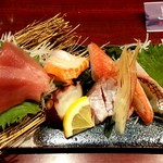 魚酔庭 - お造り　ハーフ
      ハーフとは思えないよ！気前よく盛られています！
      ネタは全部説明してくれたよ
      そして、新鮮でとにかく全てのネタが絶品な贅沢なお造りです