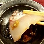 魚酔庭 - 真鯛
      湯引きされてるのかな？皮がコリコリでムチムチ