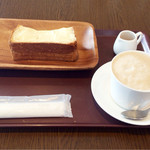 ブーランジェリー&カフェ マンマーノ - チーズトースト 250円とカフェ・オ・レ 440円