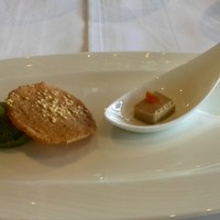 フレンチダイニング トップ オブ キョウト - アミューズ
                フォアグラのドライフルーツのせ
                チーズのかりっとしたのんと菜の花のふわりとしたやつ
