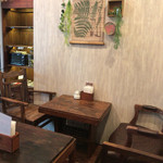 64446357 - 店内は2人掛けテーブル3つとカウンター席4つ