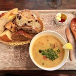 64446364 - スパイシーチキンクリームスープ(パンお代わり自由)648円(税込)