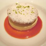 ロドラント ミノルナキジン - デセール（ビスキュイ、ベリー類、フロマージュ、 ルージュソース）