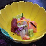 つる幸 - 造りは鮪赤身づけ、ガス海老、赤西貝、鯛、鮪トロ、細魚。