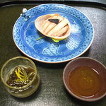 つる幸 - もずく酢とかに酢が添えられ