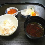 つる幸 - いくらの醤油漬と赤だし椀、食事の全体はこんな感じです。