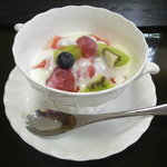 つる幸 - フルーツのヨーグルトがけ。