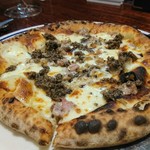 FERRAGOSTO - サルシッチャとエ タルトゥーフォのピッツァ。