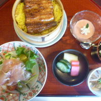 鰻割烹 伊豆栄 不忍亭 - せいろ、（膳小鉢、サラダ、鰻せいろ蒸し、香の物、水菓子）