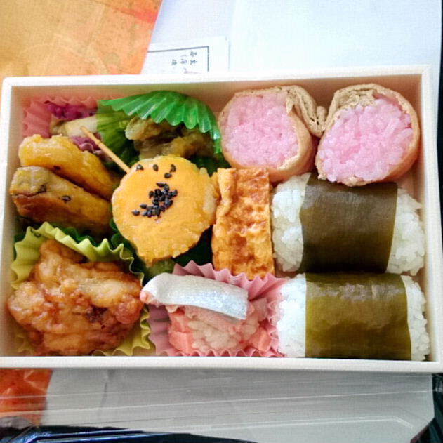 弘前駅改札口前の駅弁屋さん。津軽の味が楽しめます。 : つがる惣菜