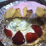 たまご屋 - いちごシュー（240円）。