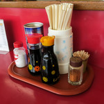 ドライブイン夕陽‎ - 卓上の調味料。赤いカウンター・・・いいなぁ・・・。