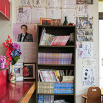 Doraibuin Yuuhi - 棚にはマンガ本。壁には有名人の色紙が並んでいます。