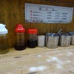 横浜ラーメン 武蔵家  - 卓上の薬味類