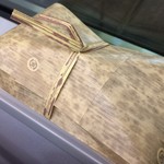 Sakuramusubi - おむすびは経木包み