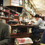 エッグスタンド - 店内広くはないですね(・o・)